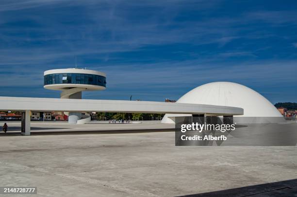 centro cultural internacional niemeyer, junto ría, museo edificios modernos. avilés, - calle de la ciudad fotografías e imágenes de stock