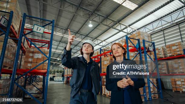 konsultationsbegehung im lager - koordination stock-fotos und bilder