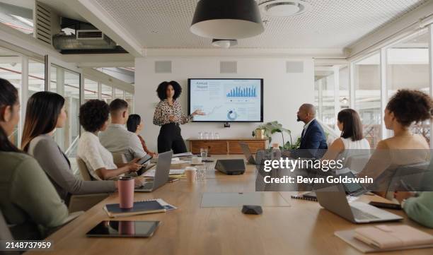 uomini d'affari, riunione e presentazione sullo schermo per l'analisi dei dati, le statistiche e la crescita finanziaria nella sala riunioni. leader professionale, donna o analista con monitor per grafici, tabelle e report - sala riunioni foto e immagini stock
