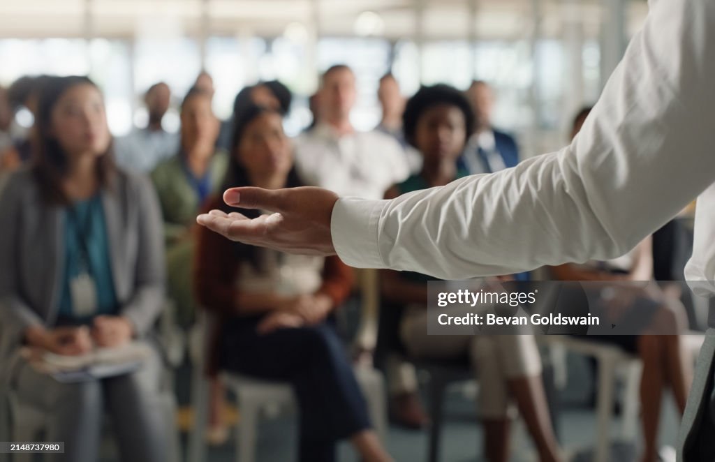 Mão, apresentação e workshop ou conferência para empresa, team building e discussão de estratégia. Pessoa, profissional e palestrante em seminário ou convenção na sala de reuniões com colegas em evento