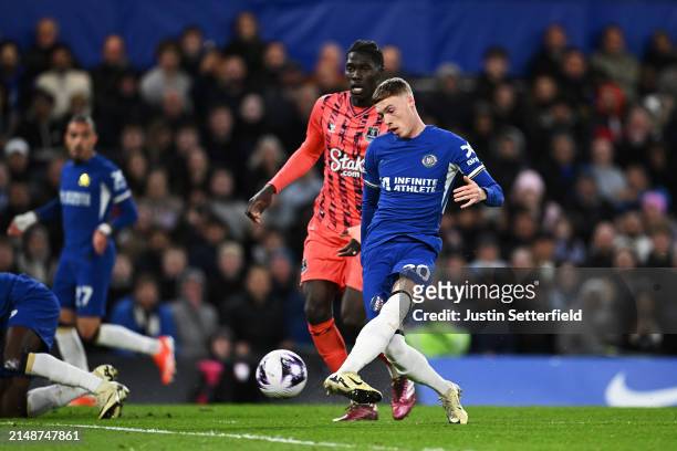 Cole Palmer of Chelsea scores his team's first goal during the Premier League match between Chelsea FC and Everton FC at Stamford Bridge on April 15,...
