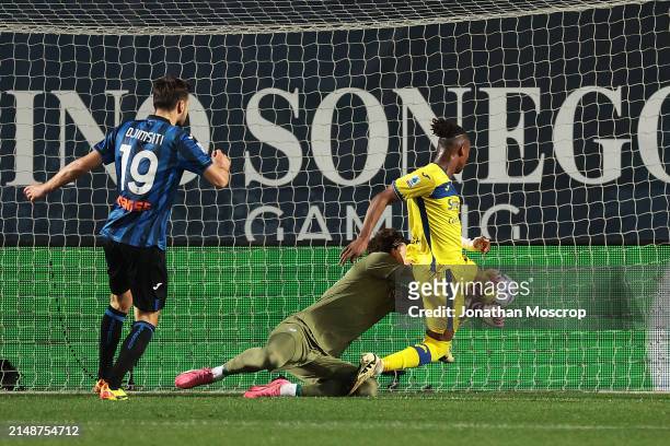 Tijjani Noslin of Hellas Verona FC scores his team's second goal during the Serie A TIM match between Atalanta BC and Hellas Verona FC at Gewiss...