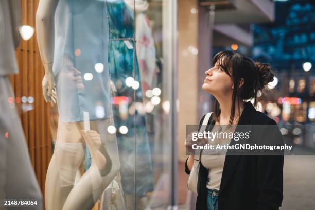 donna che guarda la vetrina sulla strada della città. - guardare le vetrine foto e immagini stock