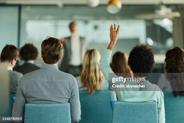i have a question! - alzar la mano fotografías e imágenes de stock