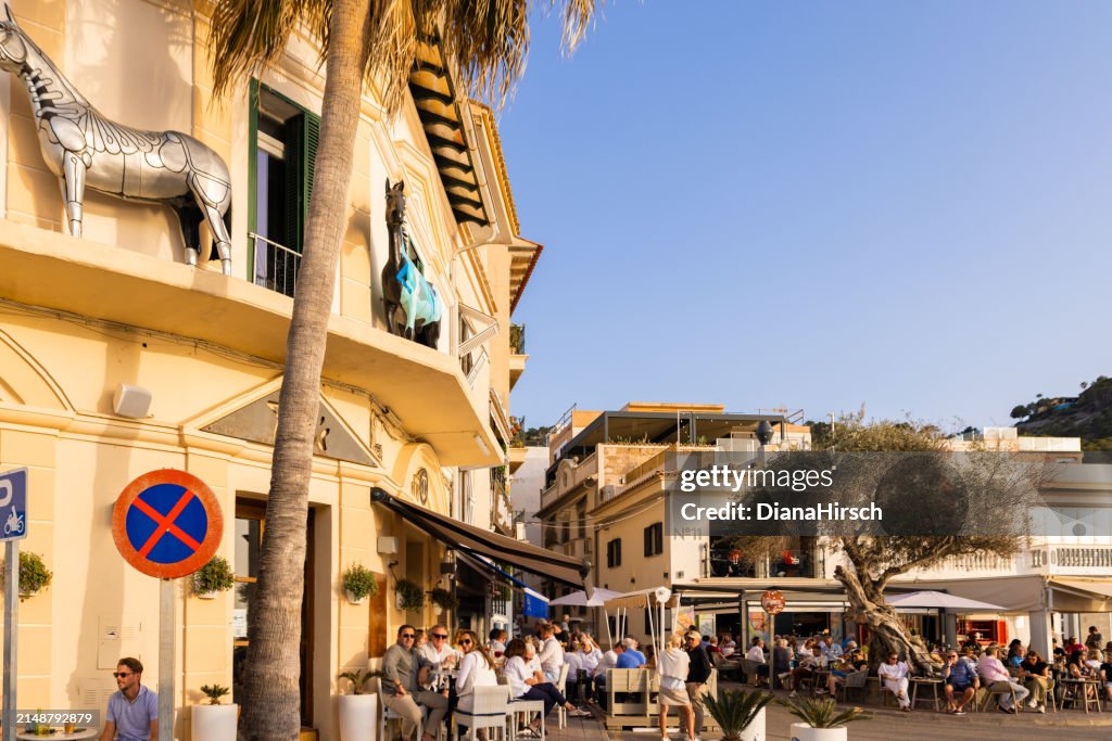 Scène du soir au port animé d’Andratx avec des gens dans les pubs et les restaurants