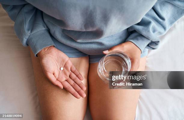 person, hände und ergänzung mit wasser gegen schmerzen, medikamente oder verschreibungspflichtige pillen gegen krankheit und gesundheit. wellness, pharmazeutische behandlung, um kranken menschen zu helfen, flüssigkeitszufuhr in oben oder zu hause - antibabypille stock-fotos und bilder
