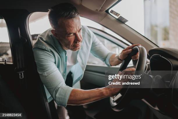 man analyzing car to buy - tweedehands autoverkoop stockfoto's en -beelden