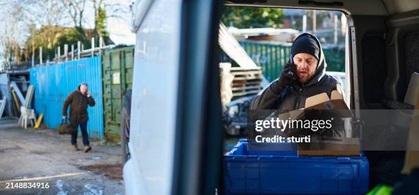 selling stolen goods - gestolen-goederen stockfoto's en -beelden