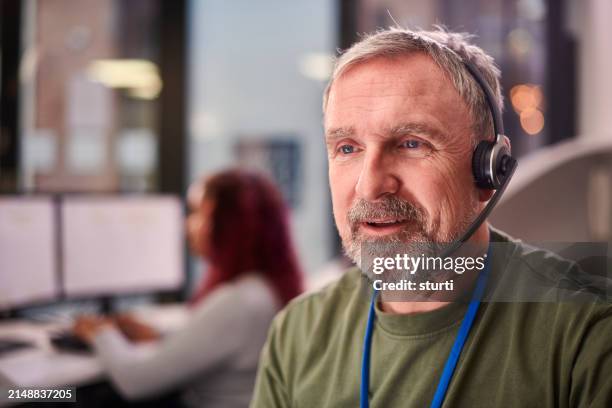 friendly technical phone assistance - hands free device stock pictures, royalty-free photos & images