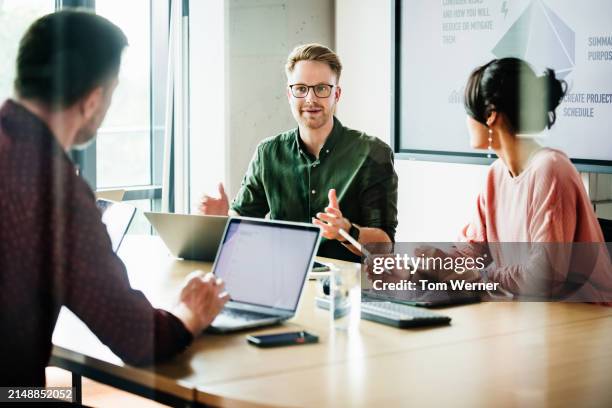 confident leader conducting business review - kommunikationssätt bildbanksfoton och bilder