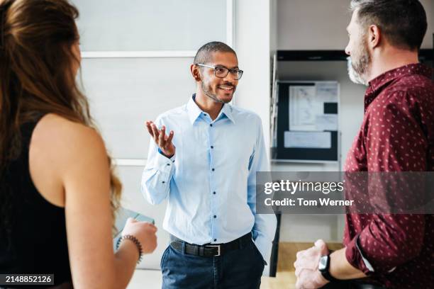 engaged leader explaining strategic points - top peça de roupa imagens e fotografias de stock