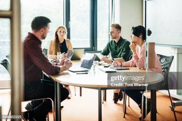 engaged teamwork during office meeting - mesa de reunião imagens e fotografias de stock
