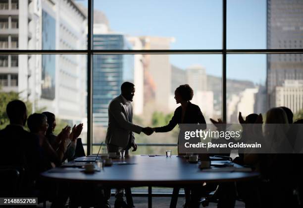 uomini d'affari, applausi e strette di mano per l'affare in sala riunioni, fusione e orgoglioso della vittoria aziendale. partner, applausi e grazie per il lavoro di squadra o il successo, contratto e uniti nell'acquisizione globale - sala riunioni foto e immagini stock