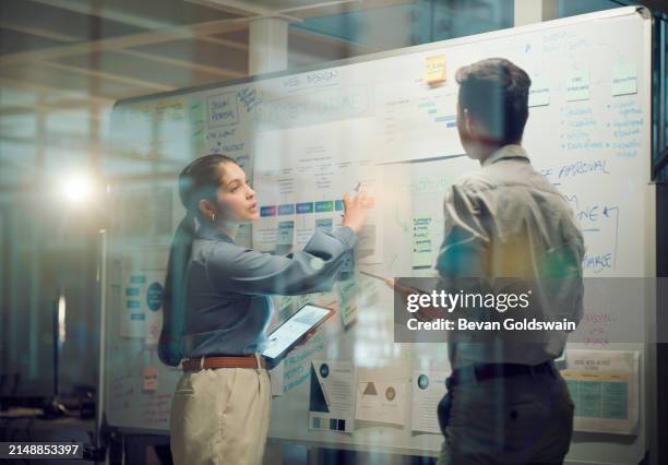 ventana, trabajo en equipo y pizarra para lluvia de ideas en reuniones, gente de negocios con tableta y notas digitales con agenda storyboard. información, ideas con investigación y calendario para el cronograma del proyecto - estrategia fotografías e imágenes de stock