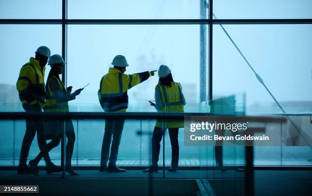 konstruktion, engineering und teamarbeit mit dem bauprojekt, den menschen und der zusammenarbeit mit der ideenfindung. konzern, architekten und industrie mit unterstützung und modernes büro mit sicherheit und zusammenarbeit - bauingenieurwesen stock-fotos und bilder