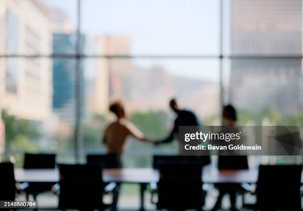 hommes d’affaires, brouiller ou serrer la main pour une affaire, une collaboration b2b ou un travail d