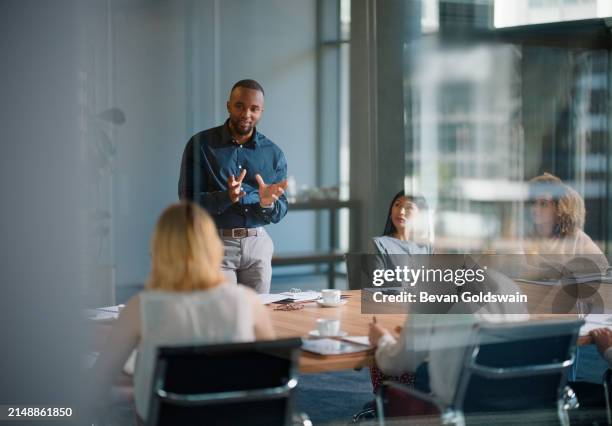 empresario, reunión y discusión con oficina, sala de juntas y colaboración o taller. líder, formación y presentación para mentor, coaching y estrategia para el trabajo en equipo y planificación con startup - estrategia fotografías e imágenes de stock