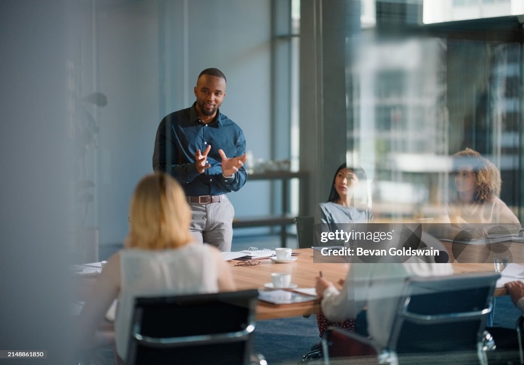 Uomo d'affari, incontro e discussione con l'ufficio, sala riunioni e collaborazione o workshop. Leader, formazione e presentazione per mentor, coaching e strategia per il lavoro di squadra e la pianificazione con startup