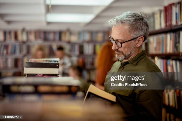 ich kann hier stundenlang lesen - öffentliche bibliothek stock-fotos und bilder