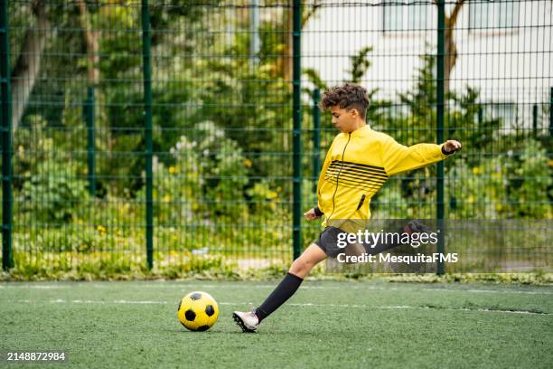 joueur brésilien qui s’entraîne au football en europe - tirer au but photos photos et images de collection