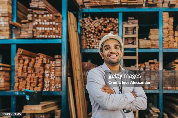 porträt eines managers auf dem holzplatz - holzlager stock-fotos und bilder