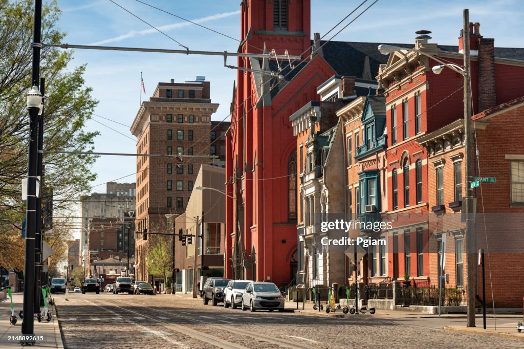 Cincinnati, Ohio, edificios históricos y casas adosadas en el barrio de Over-The-Rhine