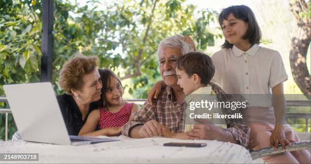 happy multi generation family - turkse etniciteit stockfoto's en -beelden