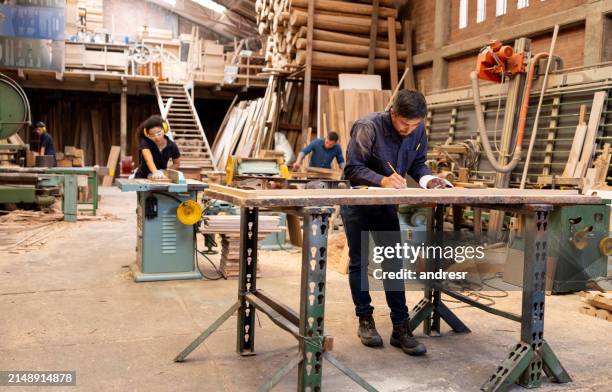 cols bleus travaillant dans une usine de bois - menuiserie photos et images de collection