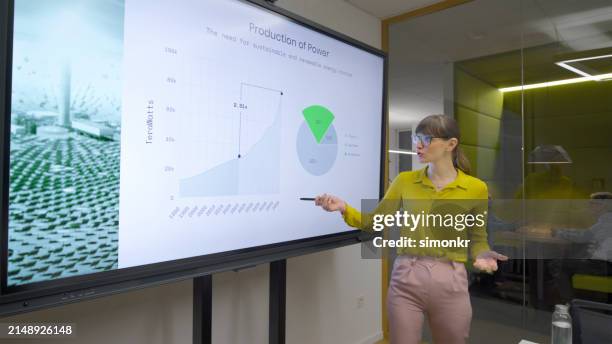 empresaria dando presentación - presentación de diapositvas fotografías e imágenes de stock