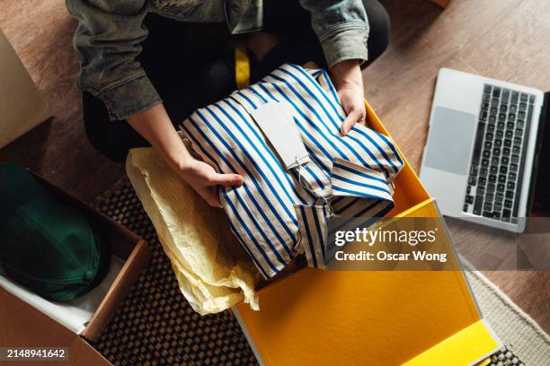 close up of female hands opening package received from online shopping - gastar dinero fotografías e imágenes de stock