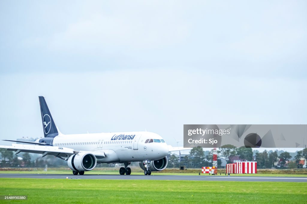 Lufthansa Airbus A320 landing at Schiphol airport