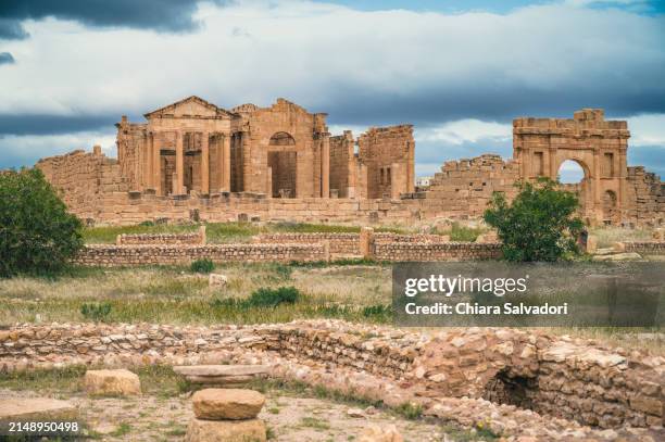 the roman ruins sbeitla in tunisia - sbeitla photos et images de collection