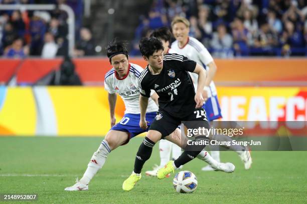 Lee Gyu-sung of Ulsan Hyundai controls the ball against Jun Amano of Yokohama F.Marinos during the AFC Champions League semi final first leg match...