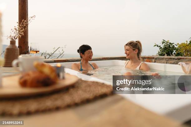 junge frauen in einem whirlpool - whirlpool stock-fotos und bilder