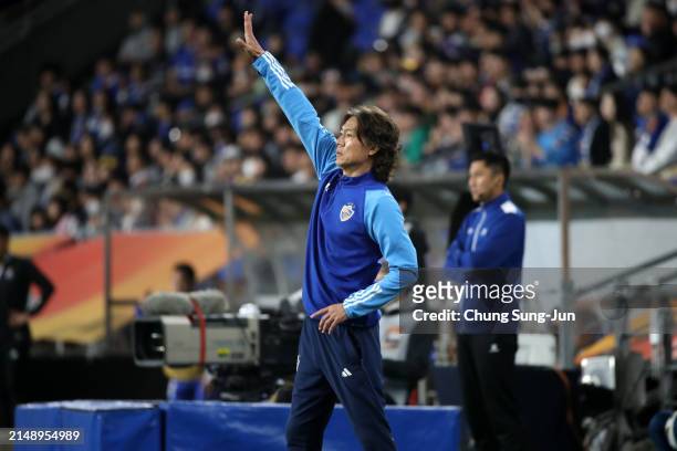 Head coach Hong Myung-bo of Ulsan Hyundai gives the team instruction during the AFC Champions League semi final first leg match between Ulsan Hyundai...
