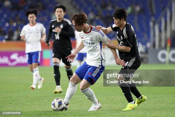 Asahi Uenaka of Yokohama F.Marinos controls the ball against Lee Gyu-sung of Ulsan Hyundai during the AFC Champions League semi final first leg match...