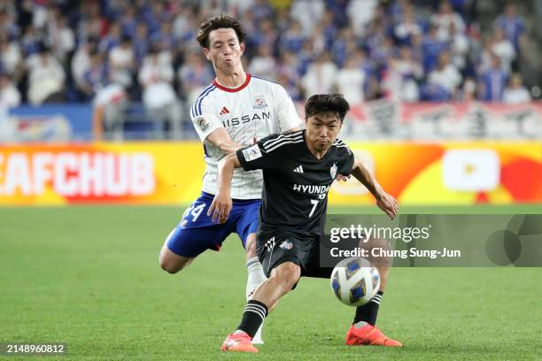 Ko Seung-beom of Ulsan Hyundai controls the ball against Asahi Uenaka of Yokohama F.Marinos during the AFC Champions League semi final first leg...