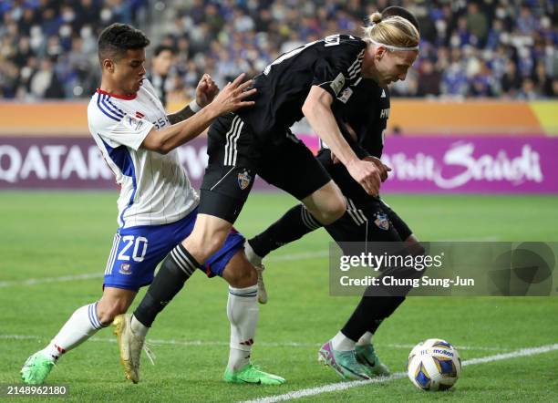 Gustav Ludwigson of Ulsan Hyundai controls the ball against Yan Matheus of Yokohama F.Marinos during the AFC Champions League semi final first leg...