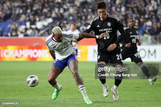 Anderson Lopes of Yokohama F.Marinos controls the ball against Hwang Seok-ho of Ulsan Hyundai during the AFC Champions League semi final first leg...