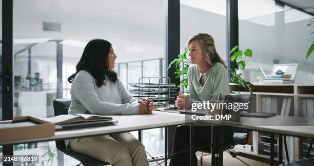 meeting, kollegen und frau im gespräch, büro und diskussion oder brainstorming. personalwesen, mitarbeiter und gespräche für hilfe am arbeitsplatz, kommunikation und corporate brand management business - arbeitspersonal stock-fotos und bilder