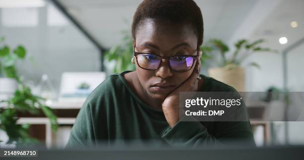müde, schwarze frau und angestellte im büro, arbeitet und professionell für job in der unternehmenskarriere. geschäftsfrau, weibliche person und managerin für banken, investmentgesellschaften und mit stress am arbeitsplatz - gereiztheit stock-fotos und bilder