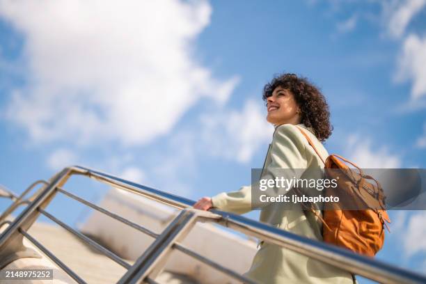joven empresaria feliz subiendo. - moverse hacia arriba fotografías e imágenes de stock