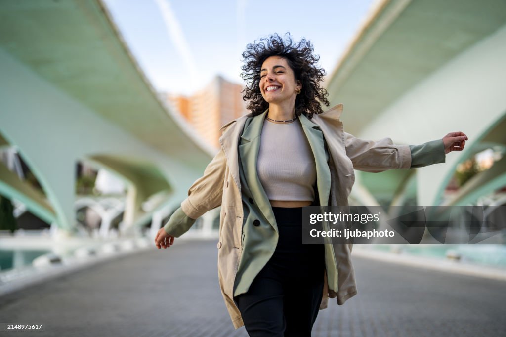 Mujer saltando alto después de una entrevista de trabajo exitosa