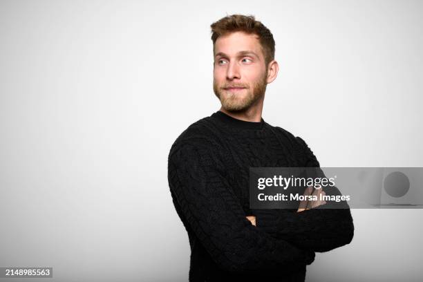 portrait of young men looking away against white background - homme fond blanc photos et images de collection
