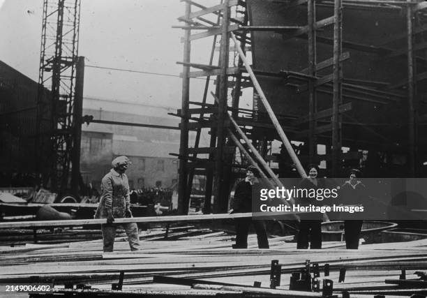English women in ship yards, between circa 1915 and 1918. Women at work building navy ships during World War I in England. Creator: Bain News Service.