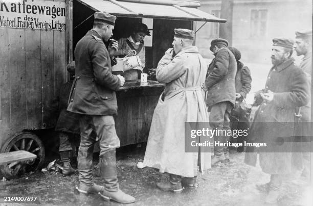 Free coffee wagon, Lotzen, between circa 1910 and circa 1915. Soldiers at a coffee wagon in Lotzen, East Prussia, during World War I. Creator: Bain...