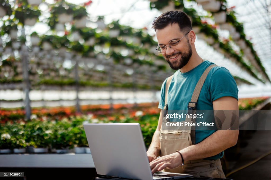 Empresário com laptop na estufa