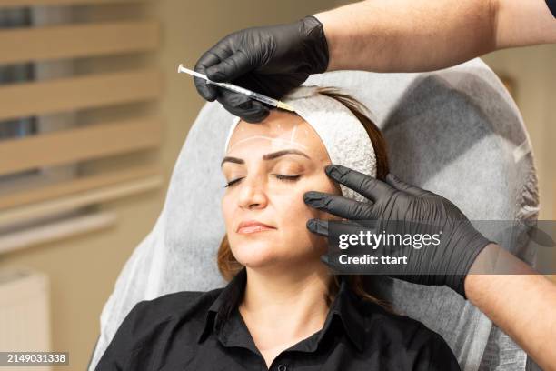 esteticista cuidando la piel de la cara del paciente. - plasma rico en plaquetas fotografías e imágenes de stock