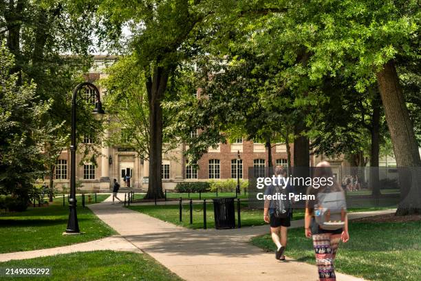 state college: los estudiantes de penn state university, pensilvania, recorren los caminos hacia la clase - campus fotografías e imágenes de stock