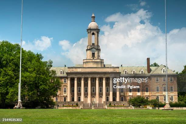 antiguo edificio administrativo del campus principal de la universidad estatal de pensilvania - universidad de pensilvania fotografías e imágenes de stock